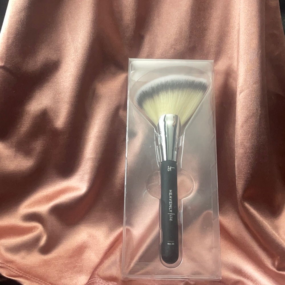 NWT IT Cosmetics Heavenly Luxe Sculpt & Define Brush No. 25, Opened / Never Used